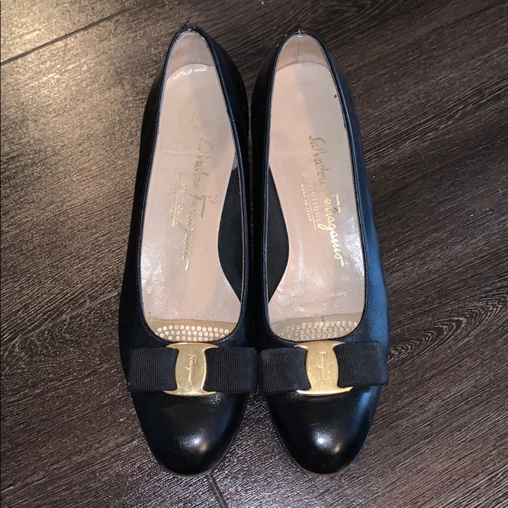 Salvatore ferragamo vara black leather pumps 7C